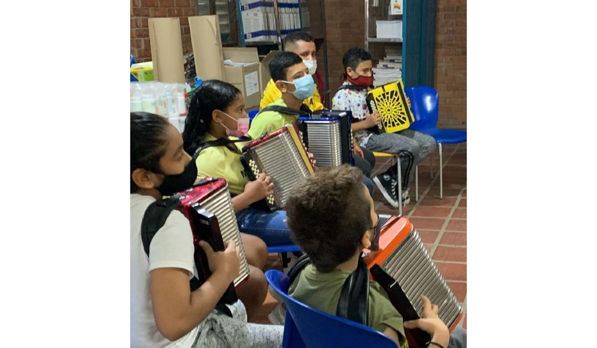 Niños vulnerables de Valledupar reciben clases de música vallenata
