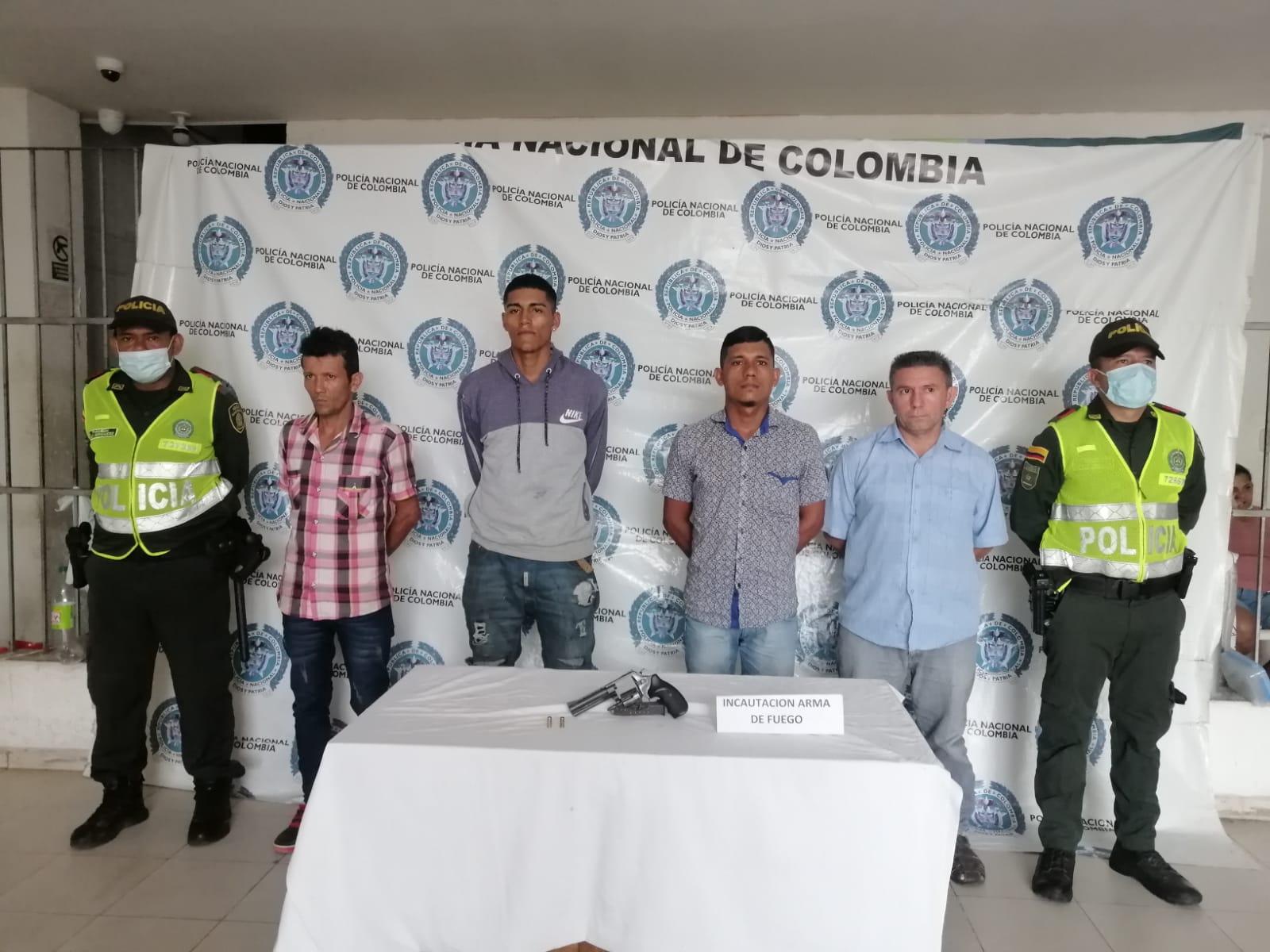 Capturan a hombres que se movilizaban en un taxi con un revólver y munición en Valledupar