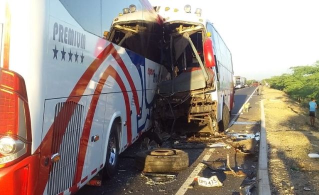 Choque de dos buses deja tres personas muertas en la vía Riohacha – Maicao