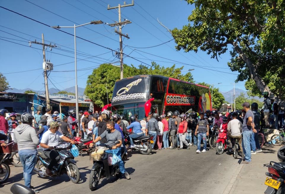 Llantero muere aplastado por un bus en la avenida Simón Bolívar
