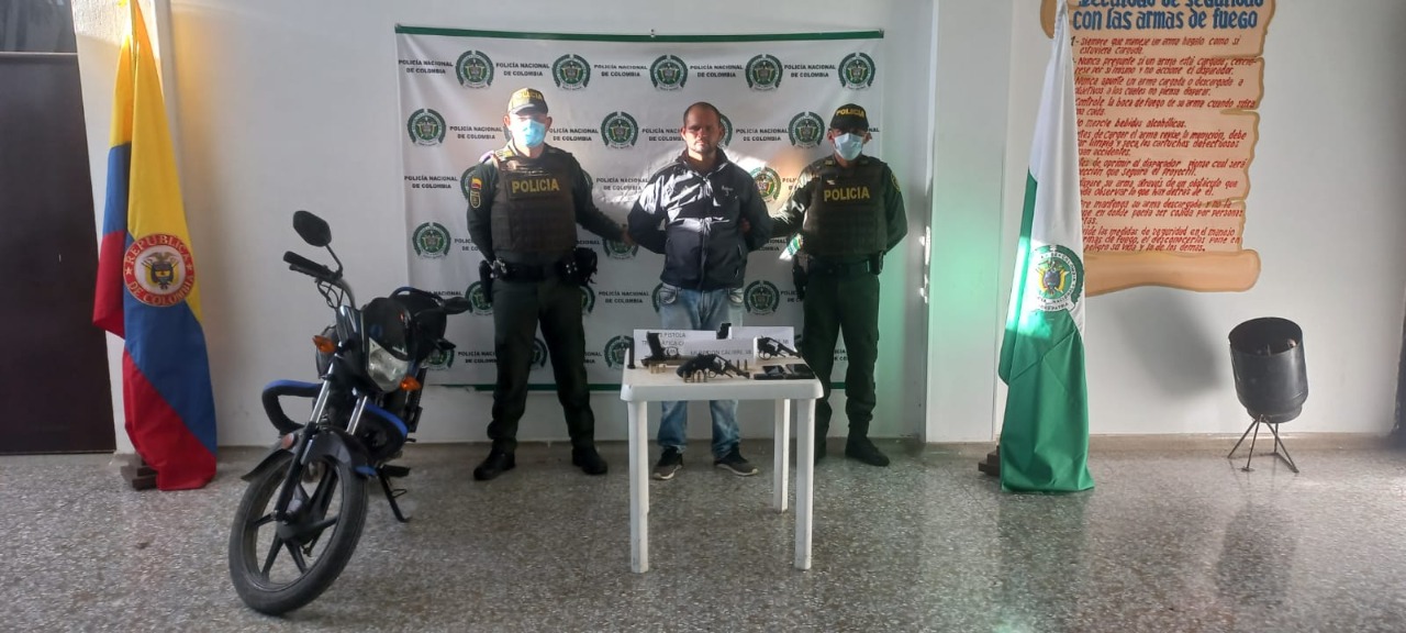 Capturado con cinco armas de fuego y cartuchos en El Paso