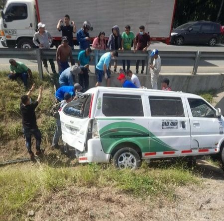 Buseta con pasajeros se accidentó en el sur del Cesar