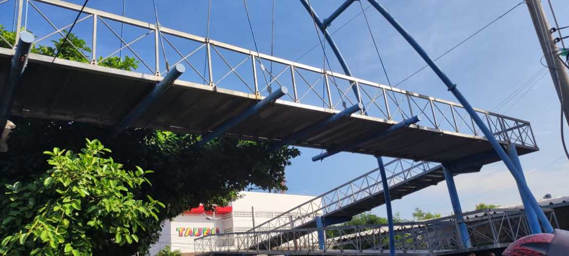 Hombre se lanzó del puente peatonal en la Av. Simón Bolívar de Valledupar