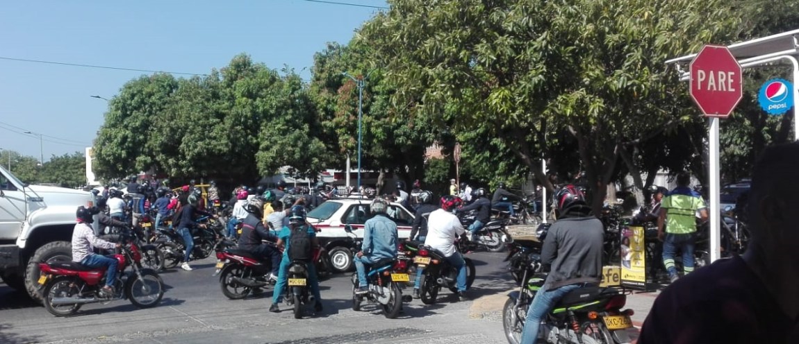 Mototaxistas protestaron en Valledupar por posibles medidas que prohibirían circulación de motos