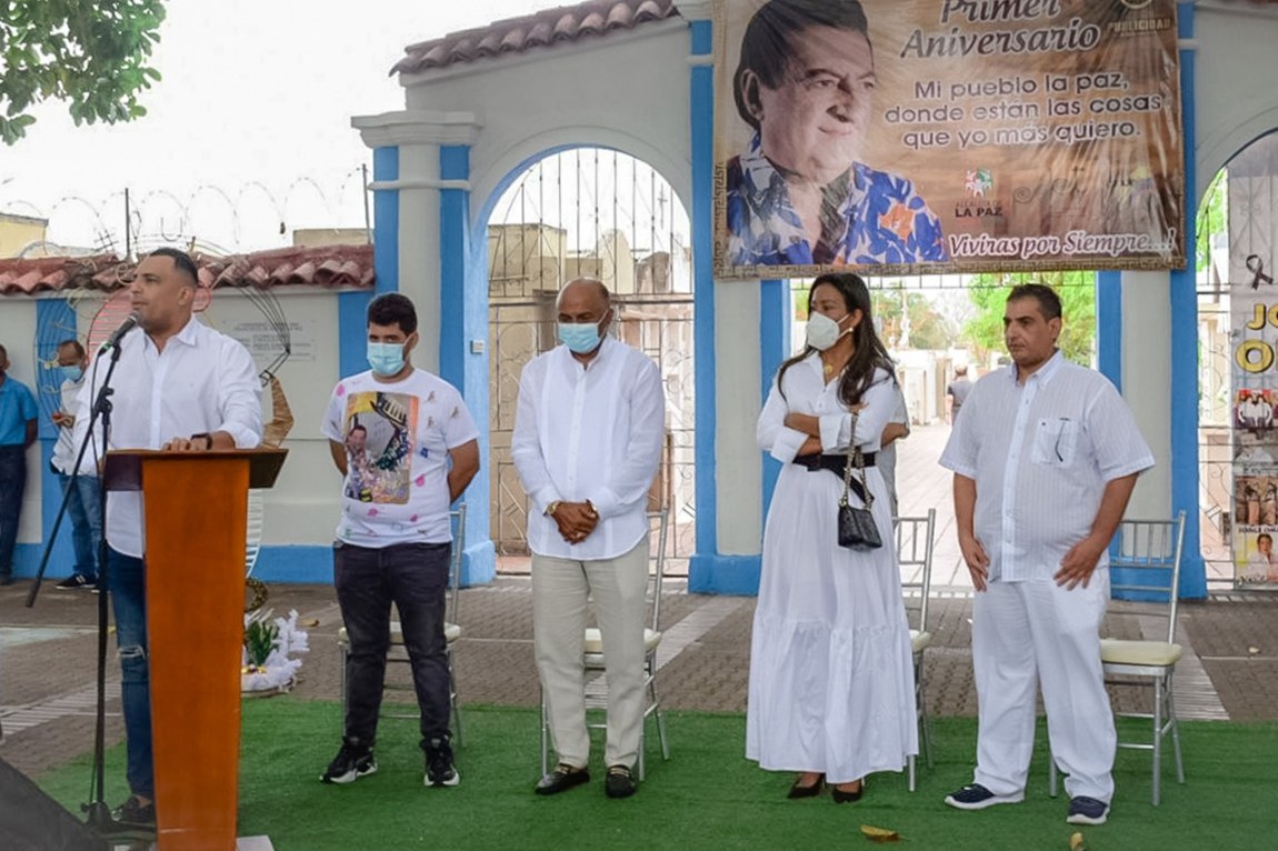 Con ofrenda floral y conversatorio recordaron a Jorge Oñate en La Paz