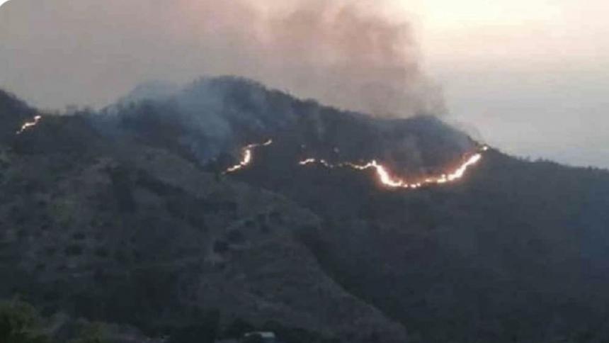 Incendio forestal pone en riesgo serranía entre Aguas Blancas y Mariangola