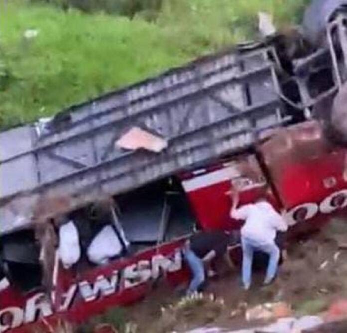 Cinco muertos y 25 heridos deja accidente de un bus que cayó a precipicio entre Putumayo y Cauca