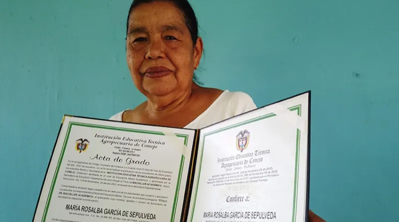 Nunca es tarde: A sus 68 años, mujer excombatiente se graduó de bachiller
