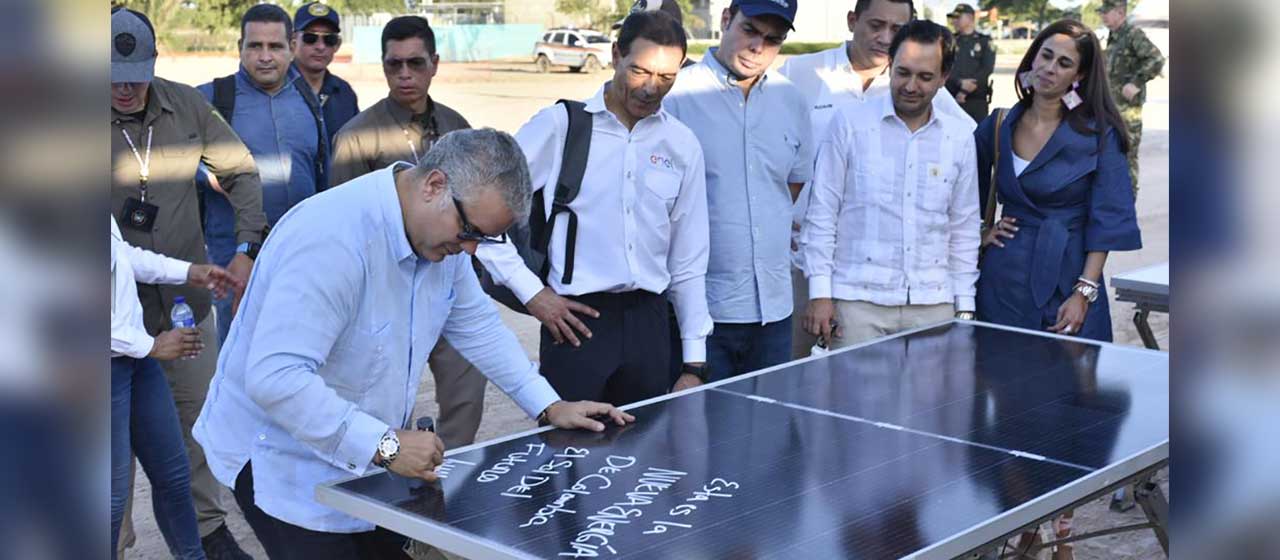 Iván Duque visitó la planta solar más grande del país ubicada en La Loma, Cesar