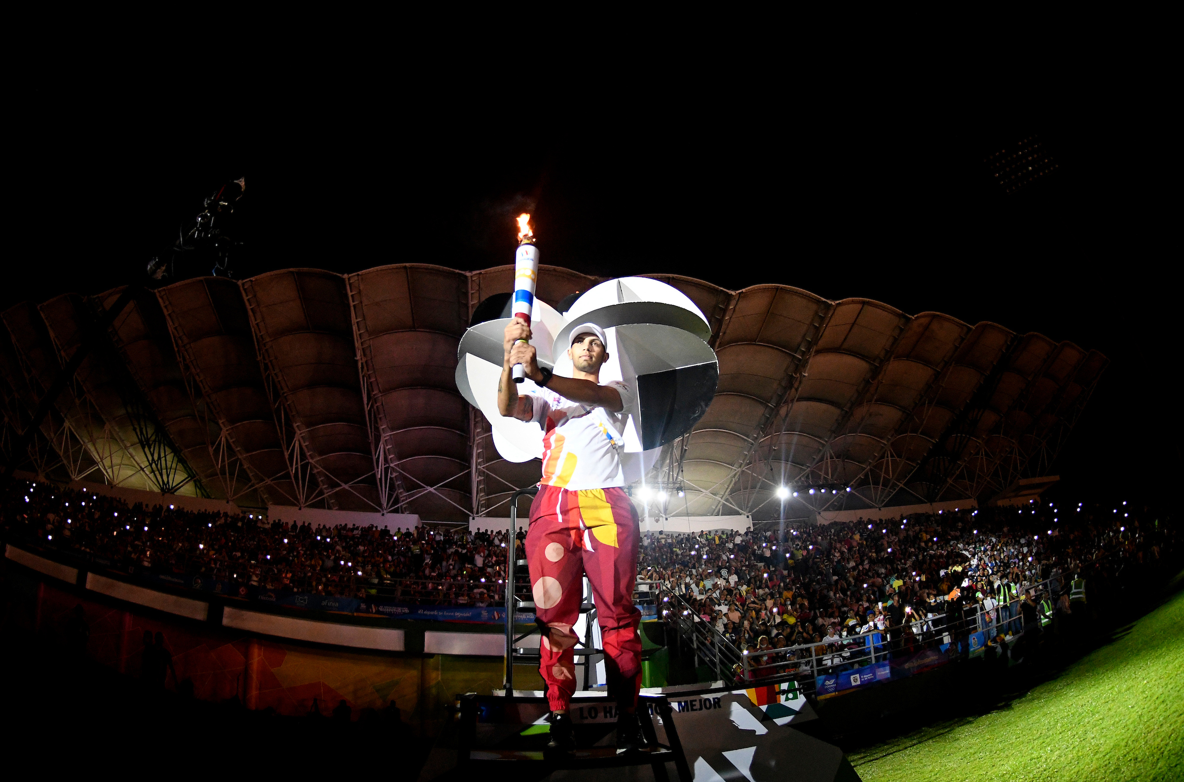 El medallista olímpico Oscar Muñoz encendió el pebetero en la inauguración de los Juegos Bolivarianos