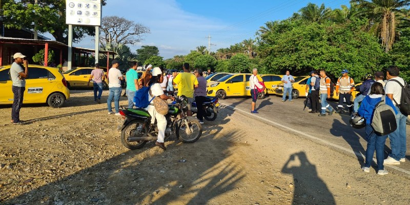 Taxistas bloquean entradas y salidas de Valledupar