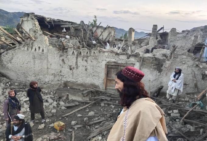 Más de 900 muertos y 600 heridos por terremoto en Afganistán