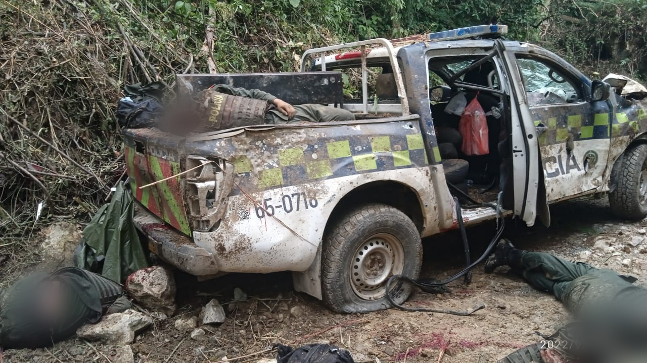 Las imágenes de la vil masacre de ocho policías en el Huila