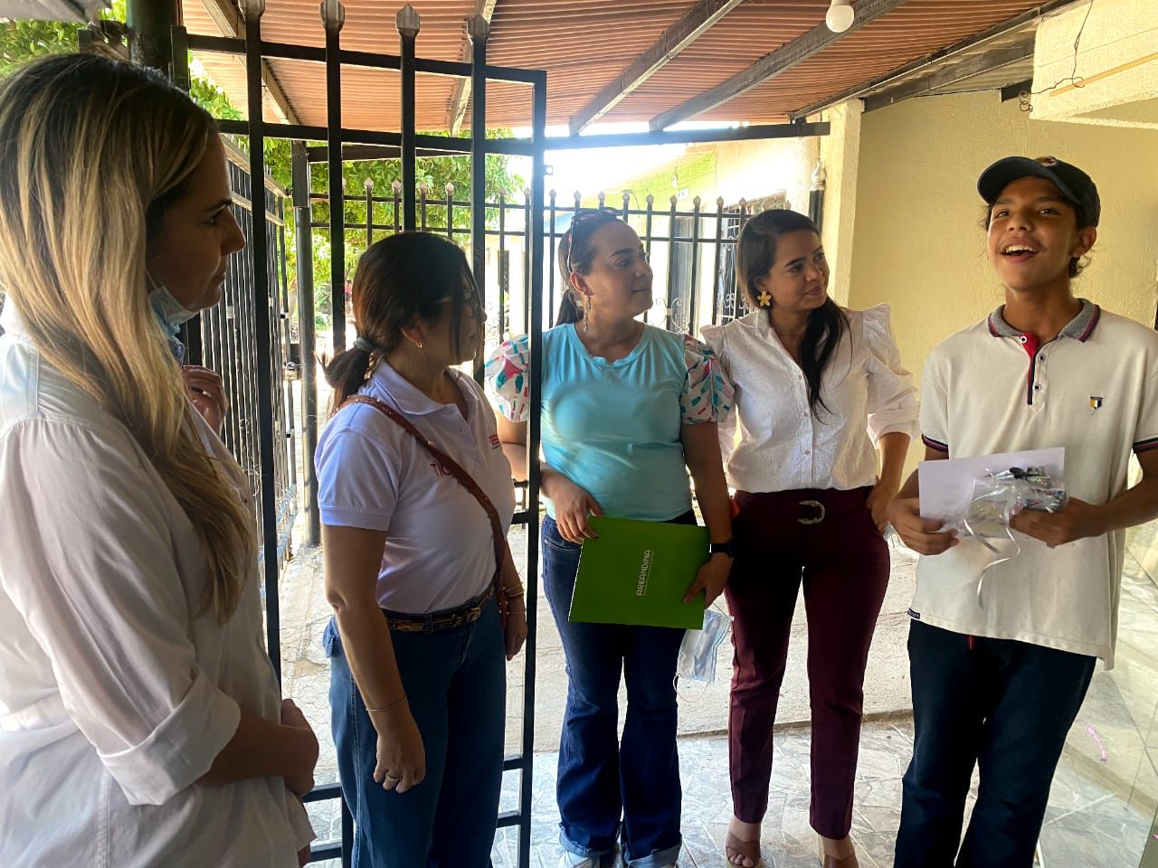 Jóvenes beneficiados con becas de ‘Formación para el Empleo’ recibieron la buena noticia de funcionarios de la Alcaldía y Área Andina