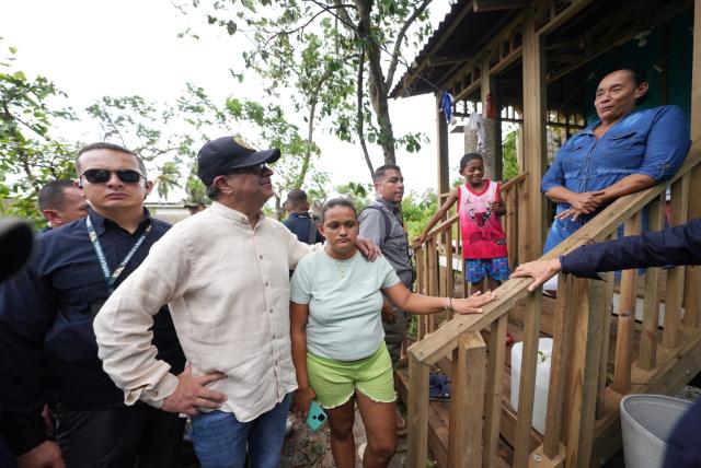 Presidente Petro recorrió San Andrés luego del huracán Julia