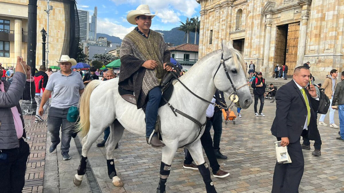 Murió «Pasaporte», el caballo con el que senador Alirio Barrera entró al Capitolio