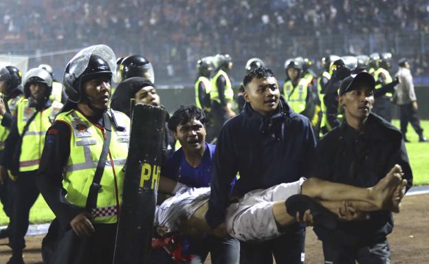 125 muertos en Indonesia por disturbios en el clásico del fútbol local