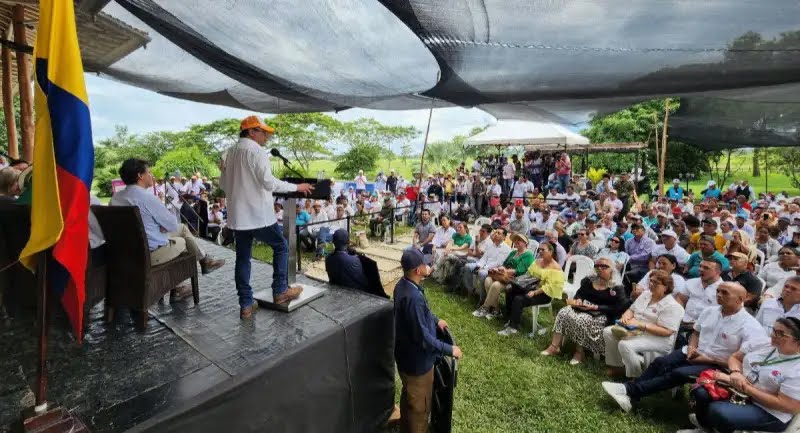 Gobierno entrega a 50 familias una finca del exjefe paramilitar, Carlos Castaño