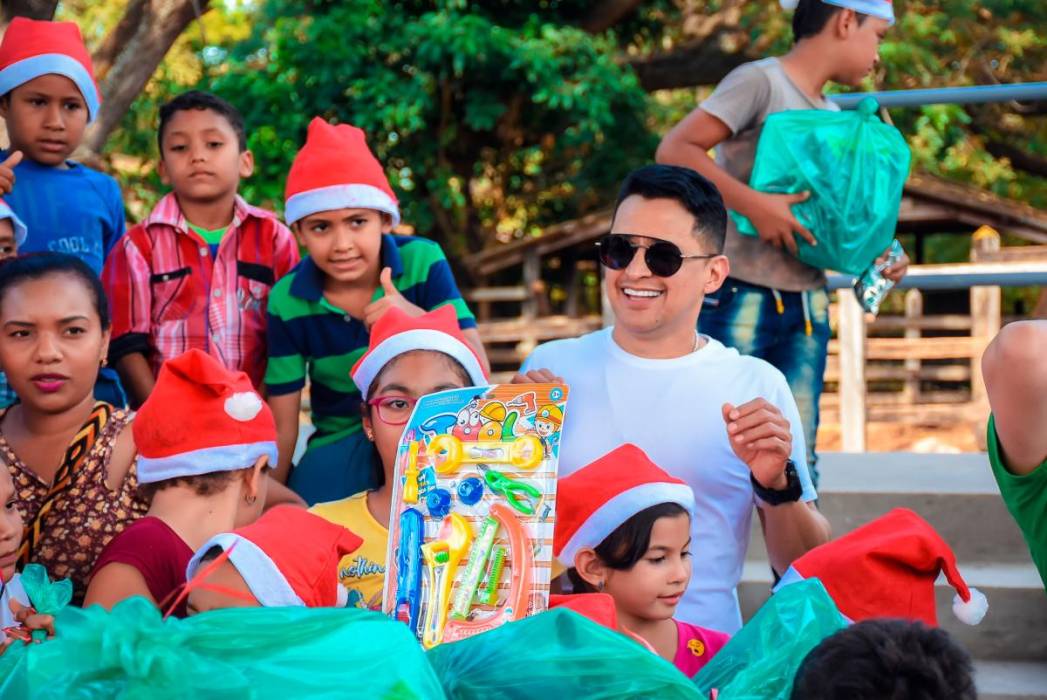 Jorge Celedón entrega aguinaldos a niños en Villanueva- La Guajira