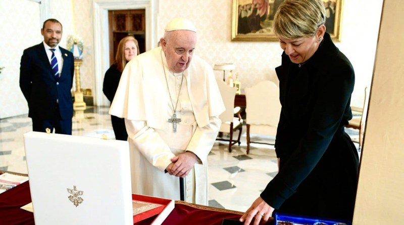 Primera Dama obsequió al Papa Francisco medalla de la Virgen Milagrosa y foto de su peregrinación por Colombia