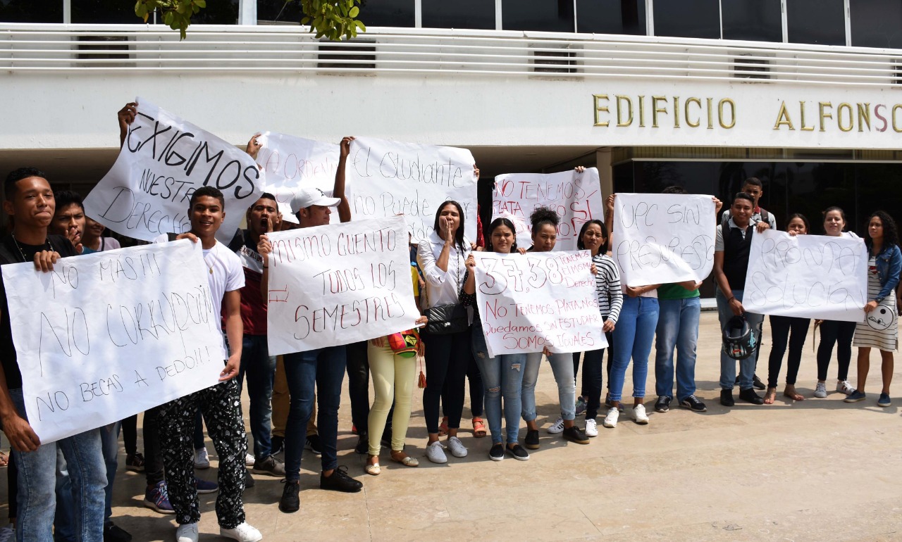 Estudiantes de la UNAD siguen reclamando el desembolso de los recursos de Fedecesar: gobernador respondió