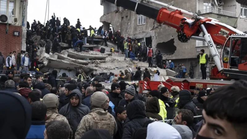 Casi 1.800 muertos por el terremoto de magnitud 7,7 que ha sacudido Turquía y Siria