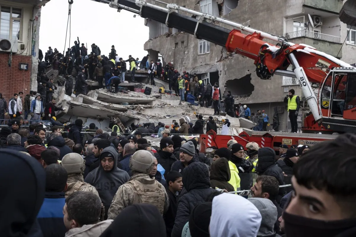 Casi 1.800 muertos por el terremoto de magnitud 7,7 que ha sacudido Turquía y Siria