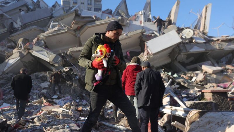 Los fallecidos por los terremotos de Turquía y Siria superan ya los 17.000