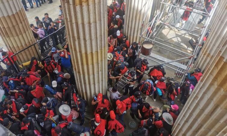 Maestros del Cauca instalaron carpas en la entrada del Congreso