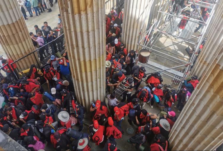 Maestros del Cauca instalaron carpas en la entrada del Congreso
