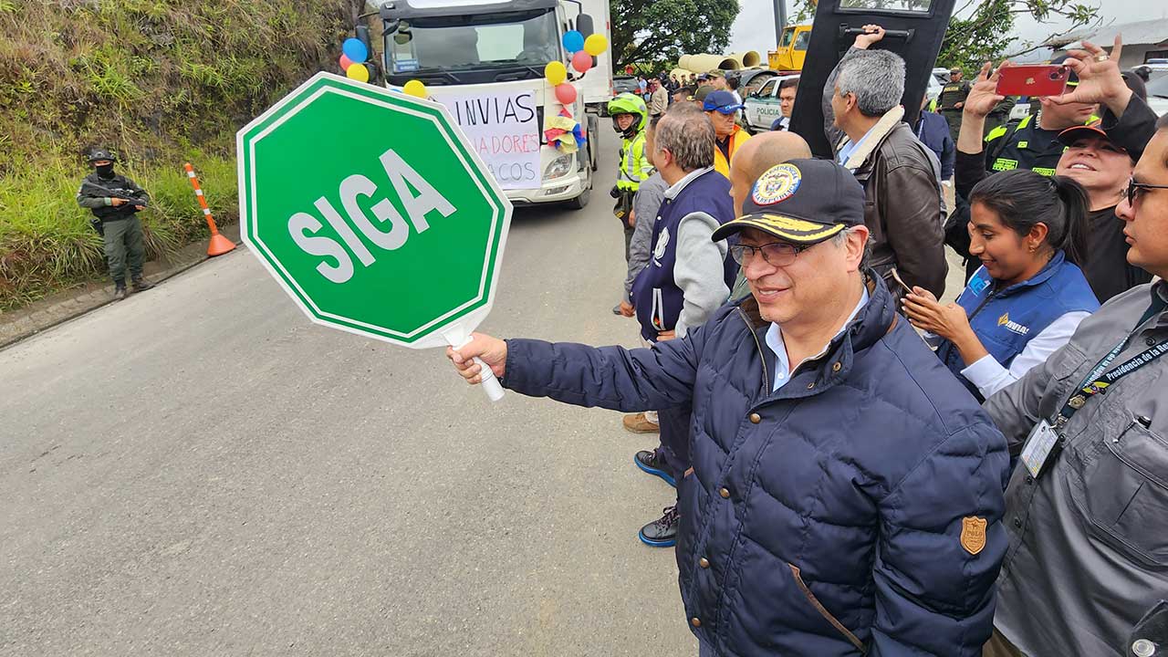 Gobierno impulsará la construcción de doble calzada en vía Panamericana, anunció el Presidente Petro al entregar ruta alterna provisional en el Cauca