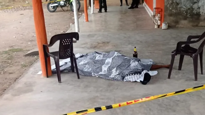 Motorizados asesinaron a un hombre en una cantina en Guacochito