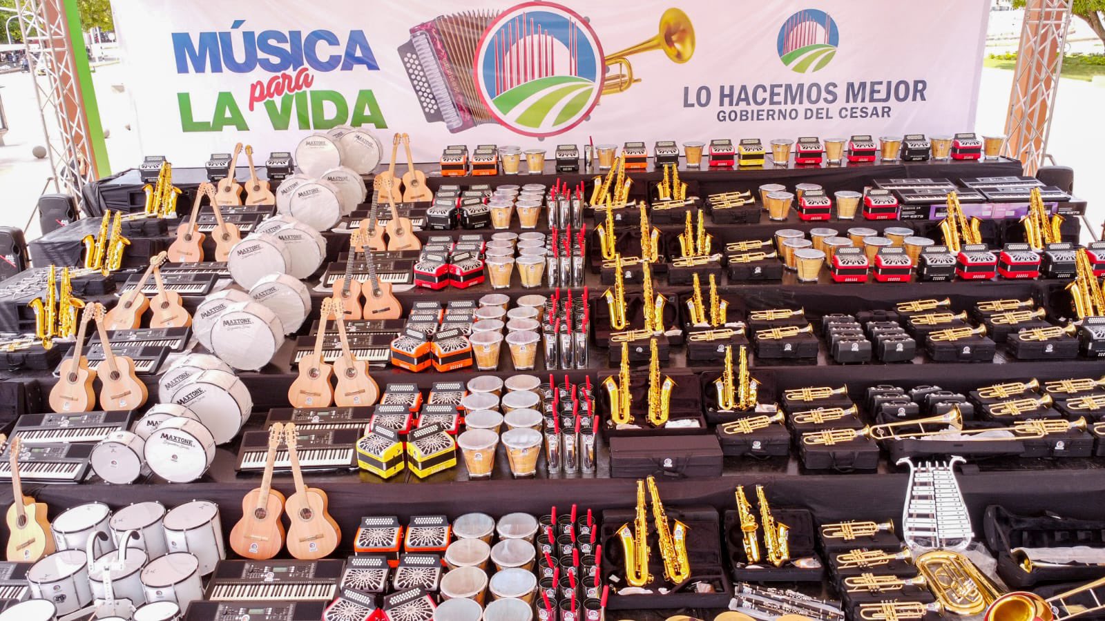 Gobierno del Cesar inició la entrega de 2.880 instrumentos musicales para colegios del departamento