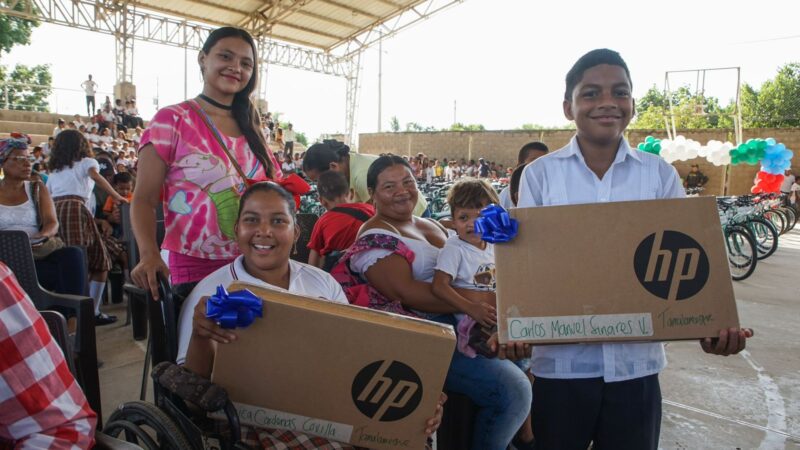 Con entrega de computadores y bicicletas, Gobierno del Cesar sigue fortaleciendo el proceso educativo en Tamalameque