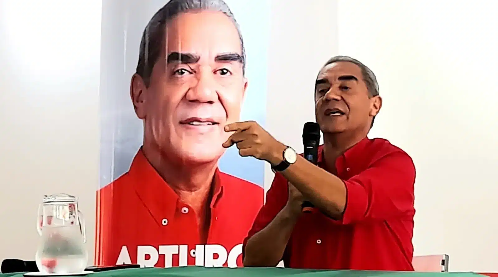 A través de una rueda de prensa en Valledupar, Arturo Calderón lanzo su candidatura a la gobernación del Cesar