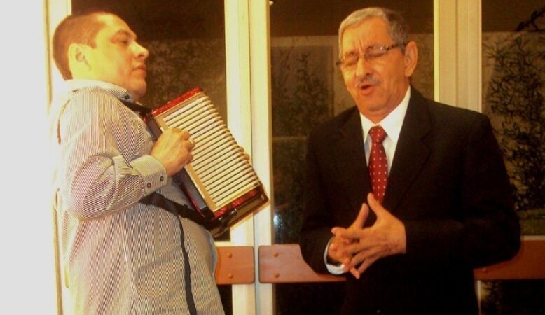 El periodista que cantó con «El Cocha» Molina para cumplir los deseos del corazón