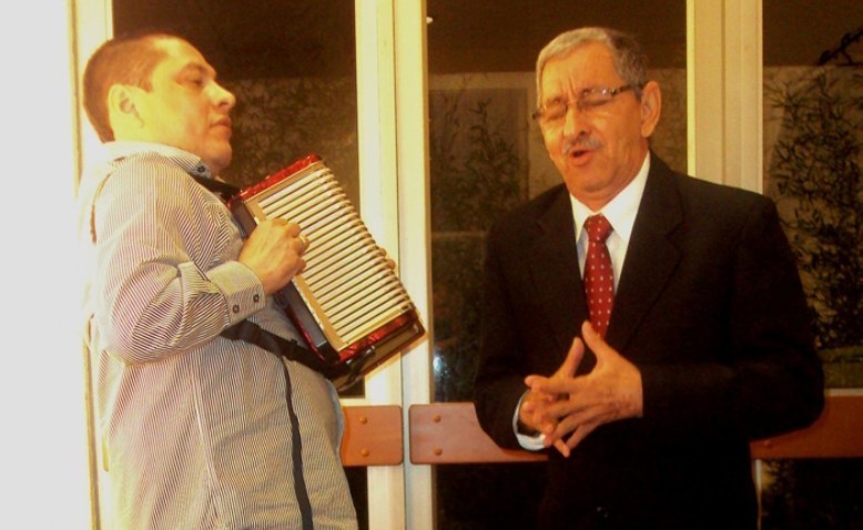 El periodista que cantó con «El Cocha» Molina para cumplir los deseos del corazón