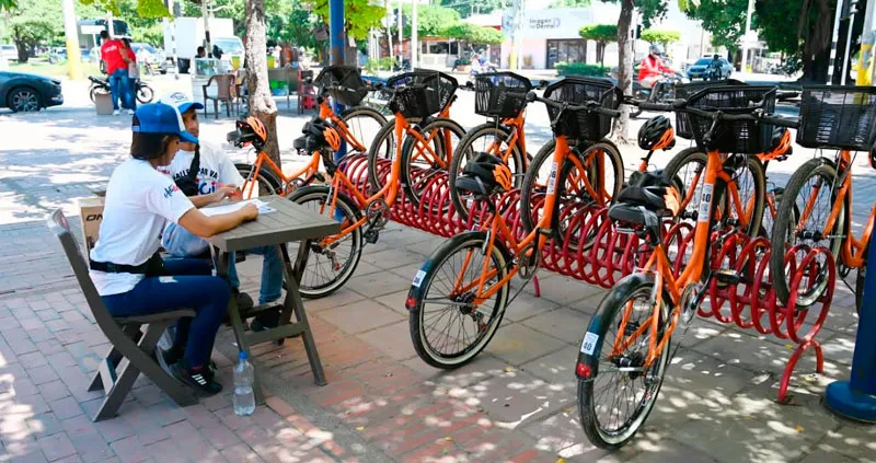 Cuarenta bicicletas naranjas están dispuestas en dos estaciones en Valledupar