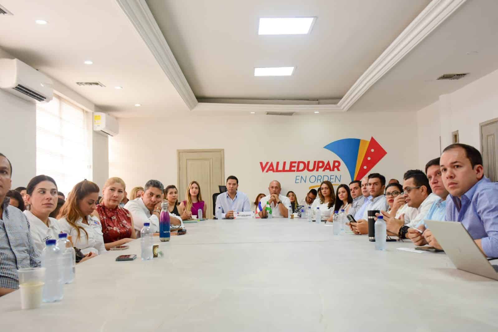 “Llegamos a construir y a trabajar por Valledupar”: Ernesto Orozco durante primer comité de empalme con gobierno de Mello Castro