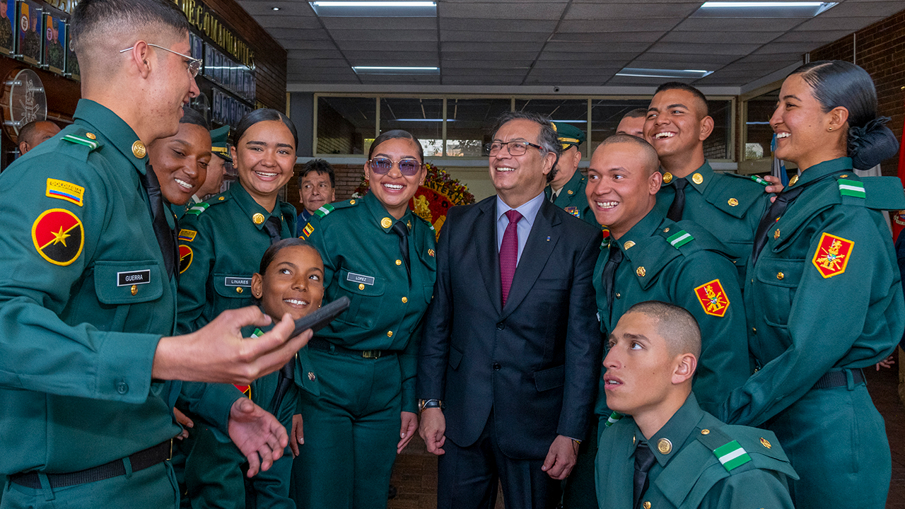 ‘Entrar al Ejército, la Armada y a la Policía no tiene ningún costo para él o la aspirante’: presidente Petro