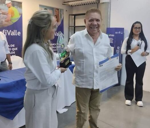 El Colegio Nacional de Periodistas entrega el premio Vida y Obra a Isaac León Durán