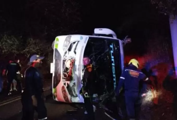 Dos menores muertos y 25 personas heridas dejó el siniestro de un bus en vías del Atlántico