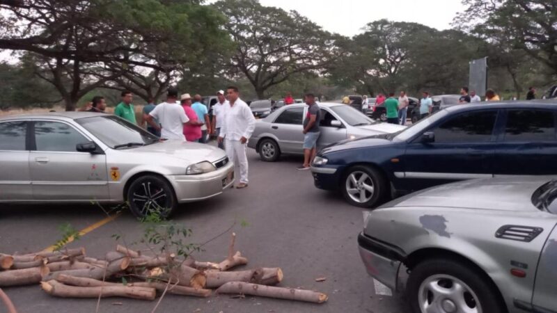 Bloqueos de transportadores en el sur de La Guajira impide el paso de vehículos 