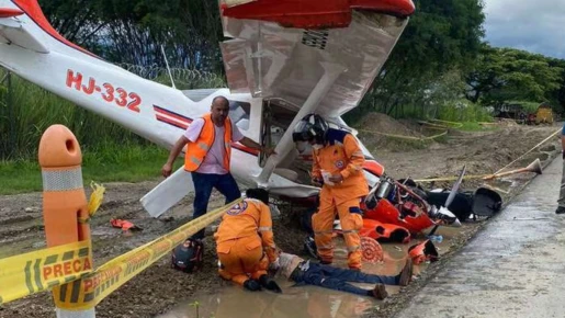 Una avioneta cayó sobre un motociclista en la vía Panamericana en el Valle del Cauca