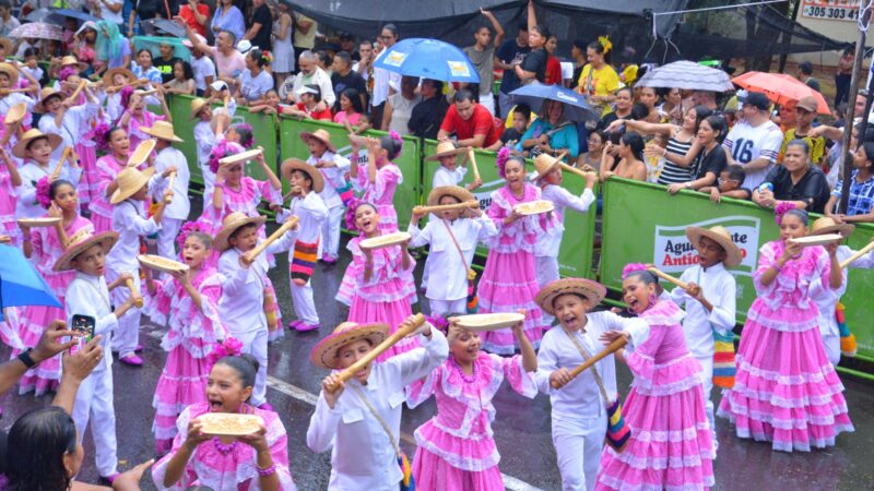 Nueve grupos ganadores del Desfile de Piloneras que estuvo lleno de folclor, música y alegría