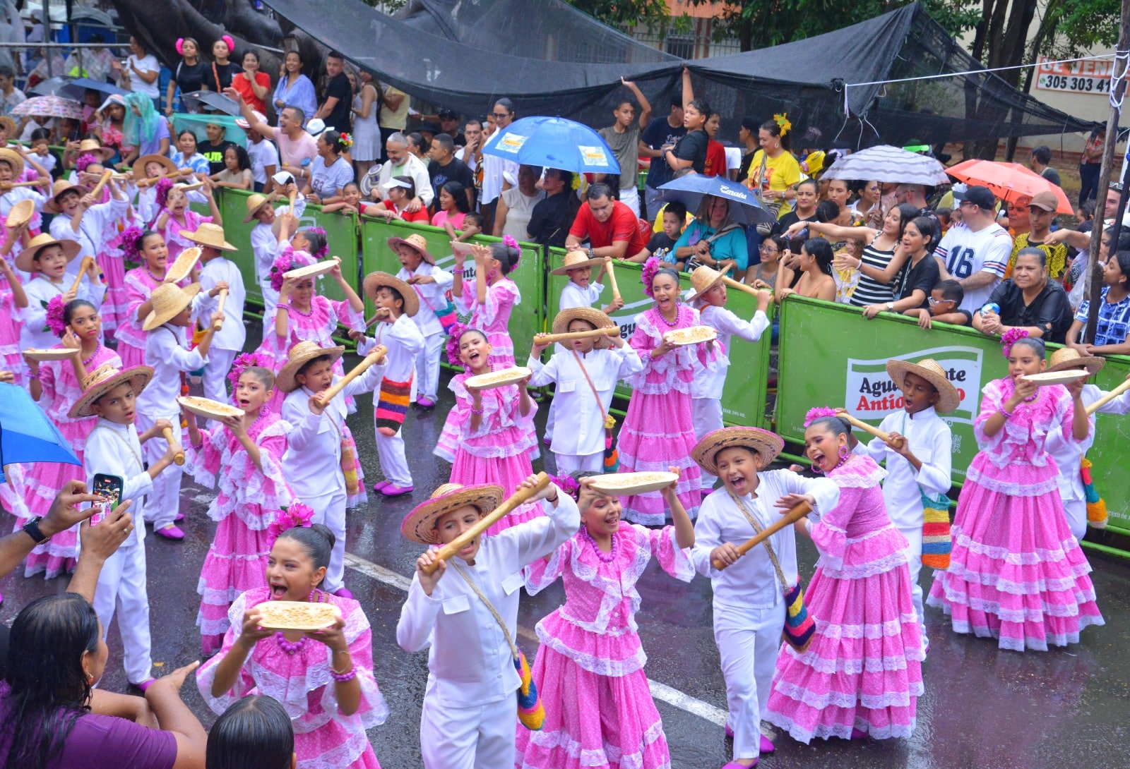 Nueve grupos ganadores del Desfile de Piloneras que estuvo lleno de folclor, música y alegría