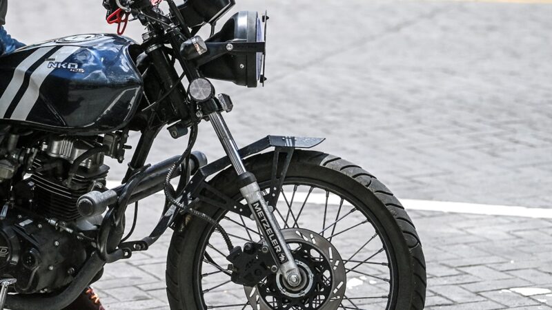 Dos jóvenes muertos en casos aislados, por choques en motocicletas