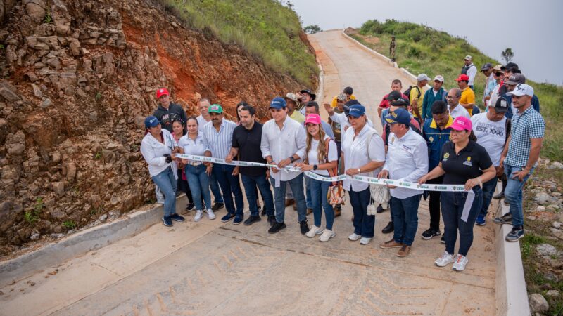 Gobernadora Elvia Milena Sanjuan entregó vía Argentina Norte, en La Jagua de Ibirico