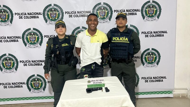 Riéndose: así posó para la foto un hombre detenido cuando portaba una arma de fuego