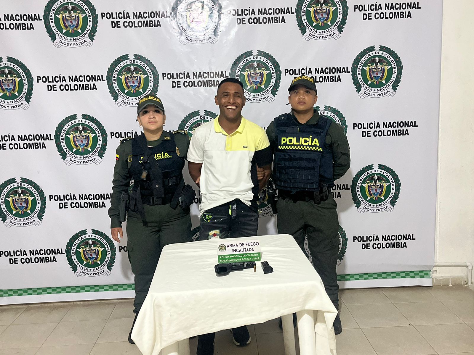 Riéndose: así posó para la foto un hombre detenido cuando portaba una arma de fuego